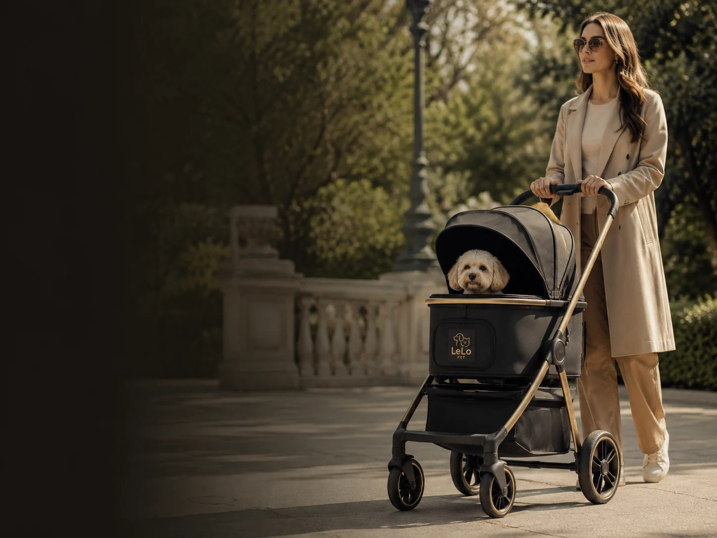 Premium stroller LeLo Pet σε βόλτα με μικρό σκύλο